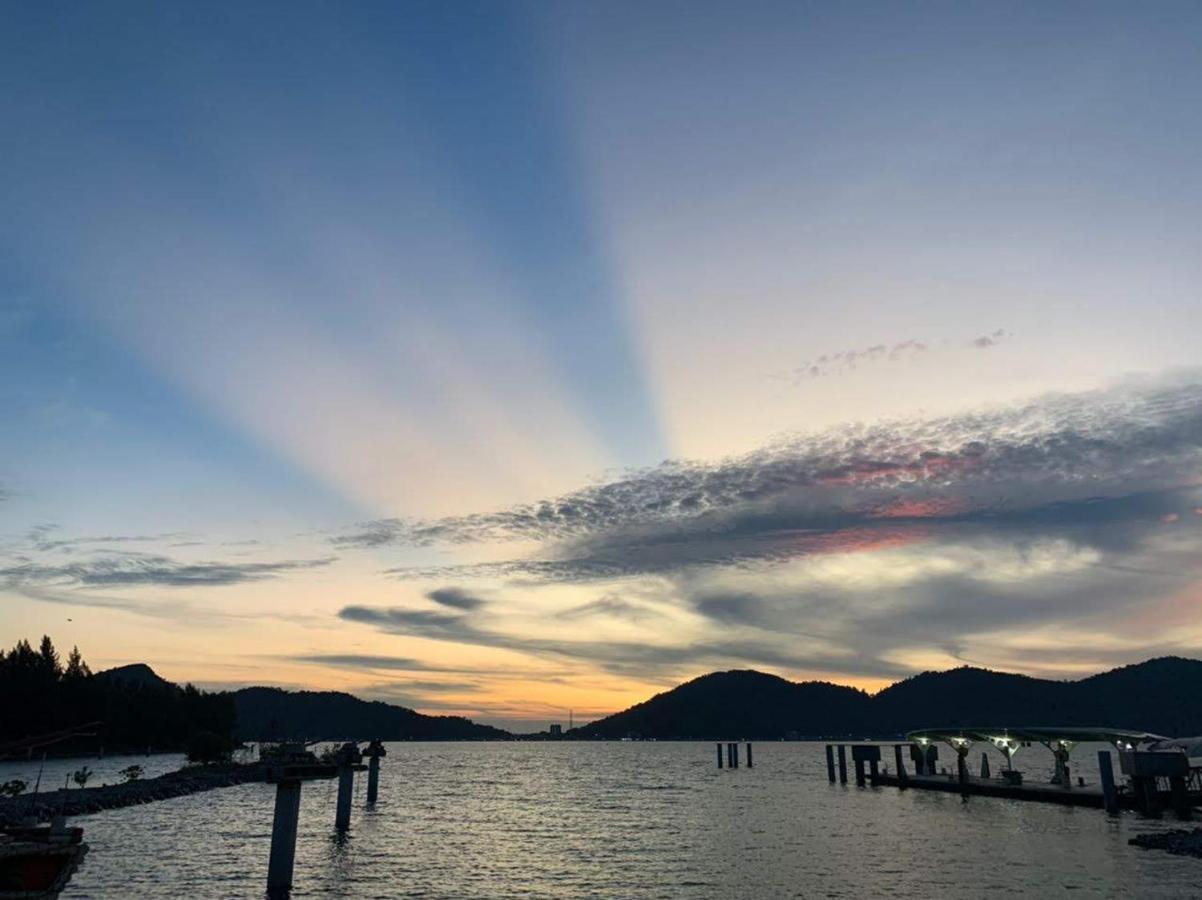 Glossy Marina Homestays Lumut Exterior photo