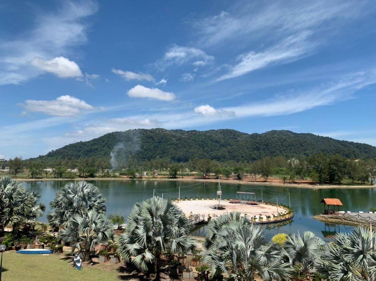 Glossy Marina Homestays Lumut Exterior photo