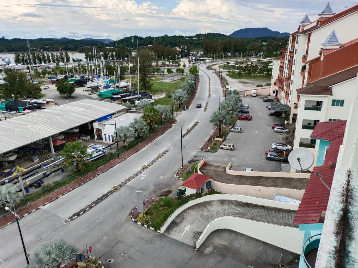 Glossy Marina Homestays Lumut Exterior photo