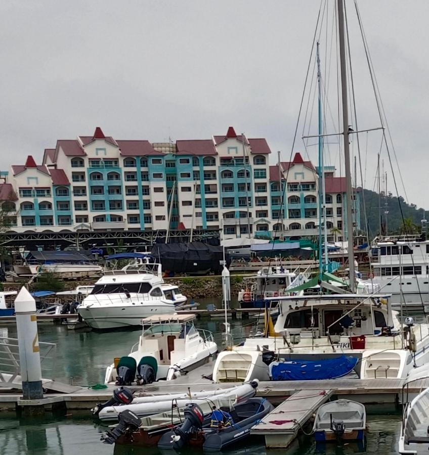 Glossy Marina Homestays Lumut Exterior photo