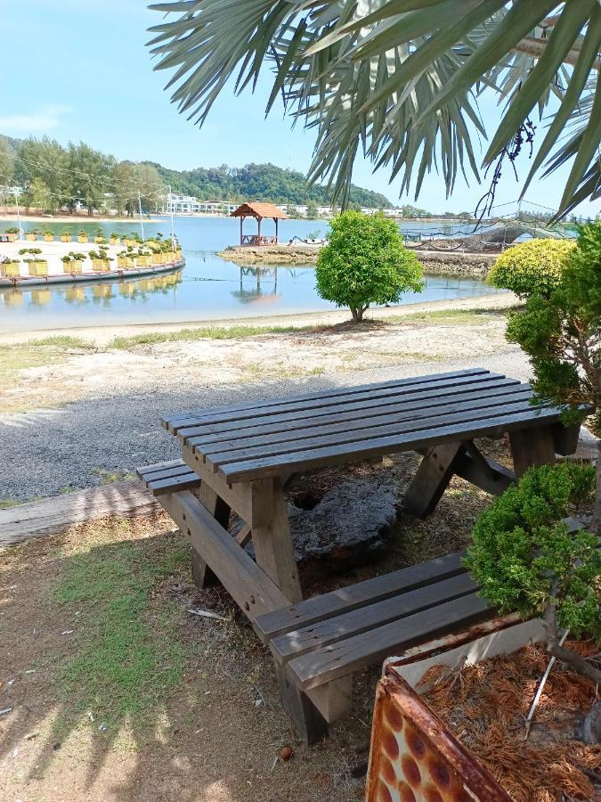 Glossy Marina Homestays Lumut Exterior photo